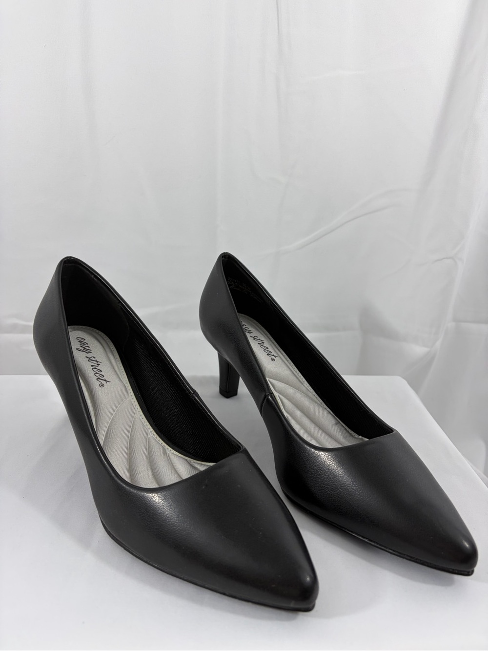 NWT Easy Street Women’s Size 9.5W Pointed-Toe Black Pumps with 2.5 Inch Heel